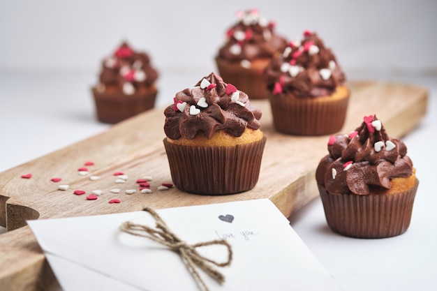 Cupcakes como regalo para los seres queridos. Cupcakes de naranja con crema de chocolate.