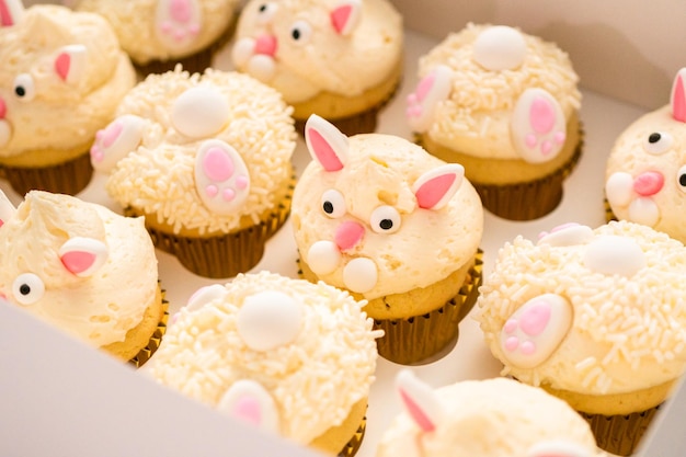 Cupcakes de conejito de Pascua en una caja de cupcakes blanca.