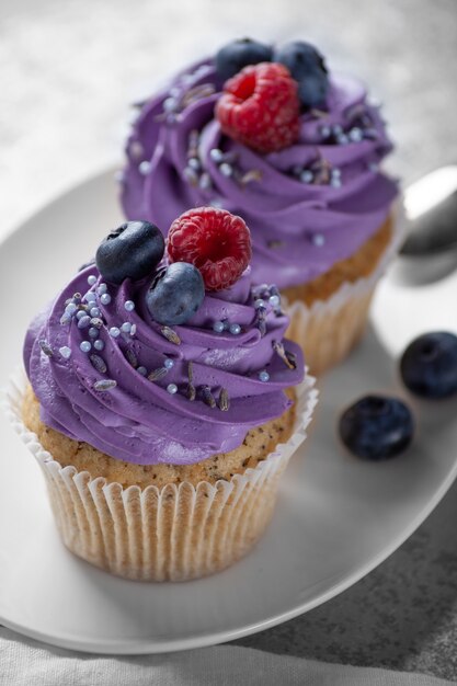 Cupcakes con crema en un plato blanco