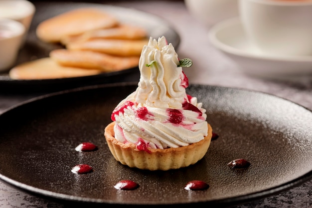 Cupcakes con crema de vainilla blanca batida con una taza de café negro americano para el desayuno