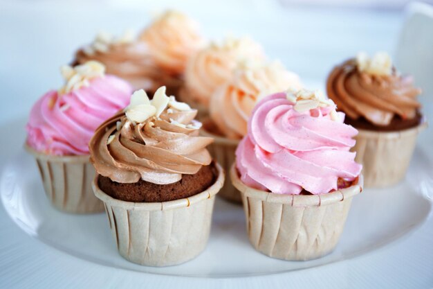 Cupcakes cremosos na mesa closeup