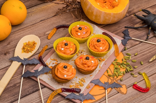 Cupcakes de abóbora com creme de laranja para o Halloween. Idéias para panificação, doces.