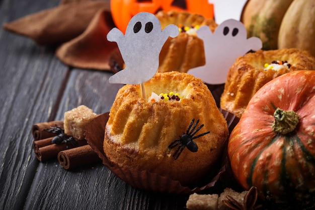 Cupcakes de abóbora de halloween. foco seletivo