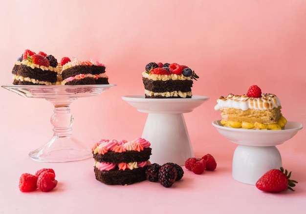 Cupcakes de amora com chocolate em fundo rosa, fotografia de estúdio. Comida.