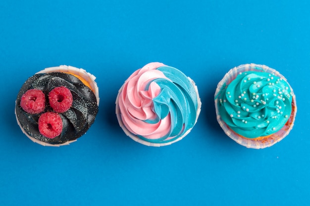 Cupcakes de aniversário em azul close-up