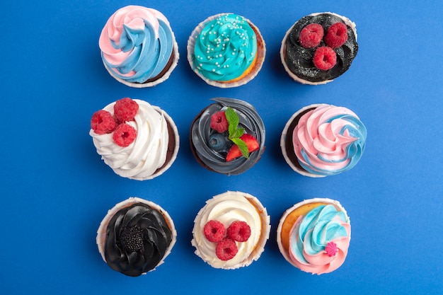 Cupcakes de aniversário no fundo azul close-up