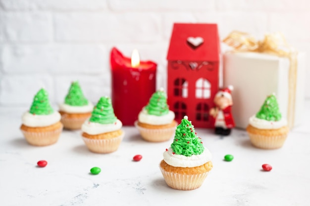 Cupcakes de árvore verde no Natal