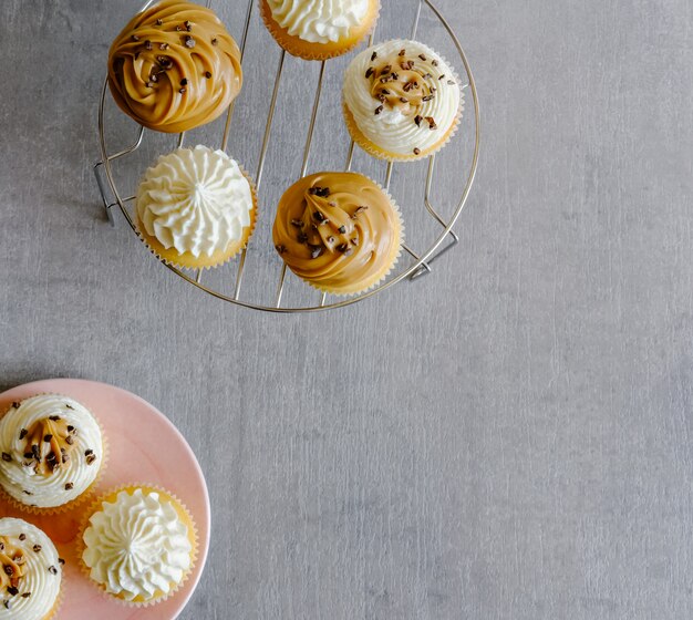 Cupcakes de baunilha e caramelo