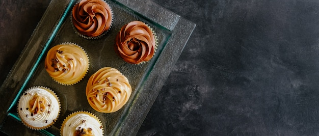 Cupcakes de baunilha e chocolate