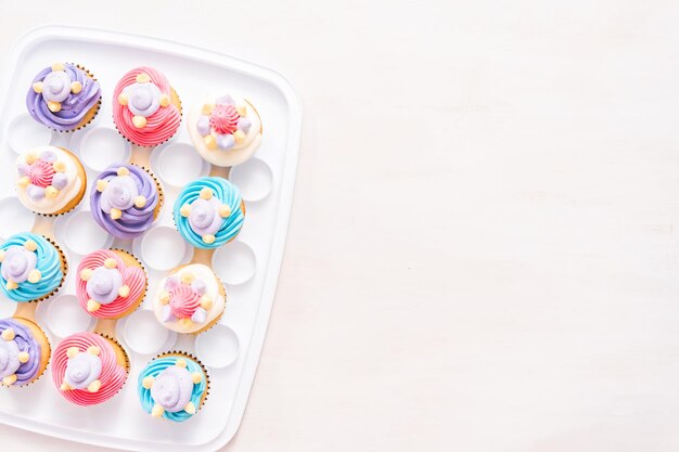 Cupcakes de baunilha tema unicórnio para festa de aniversário infantil.