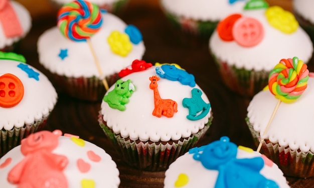 Cupcakes de bebê na madeira