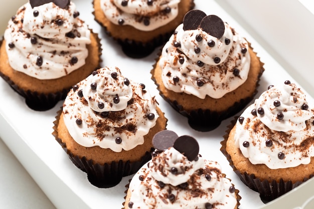 Cupcakes de café decorados com creme de manteiga de cacau e gotas de chocolate