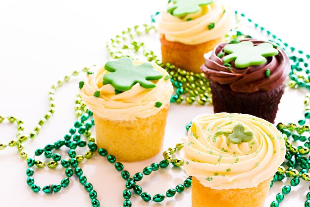 Cupcakes de chocolate branco com mousse chique branca e cobertura de creme de manteiga branca para o Dia de São Patrício.