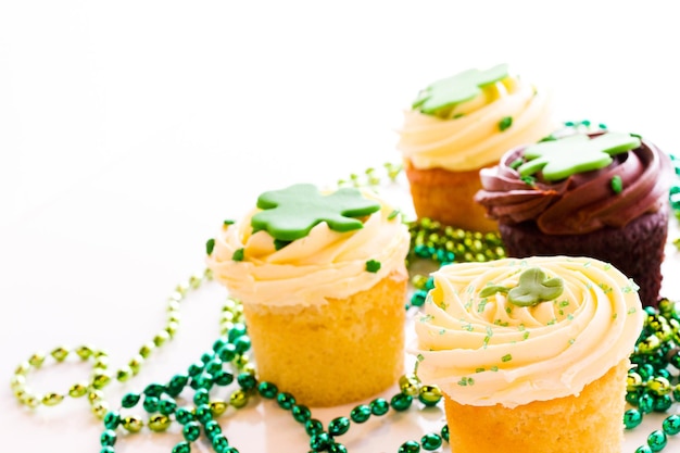 Cupcakes de chocolate branco com mousse chique branca e cobertura de creme de manteiga branca para o Dia de São Patrício.