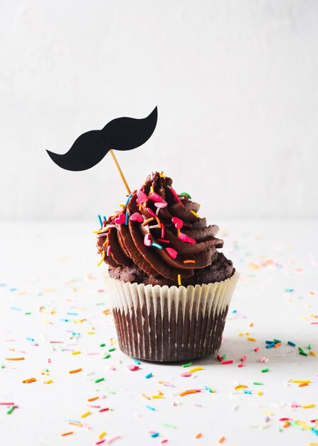 Cupcakes de chocolate cacau com granulado e bigode conceito de dia dos pais