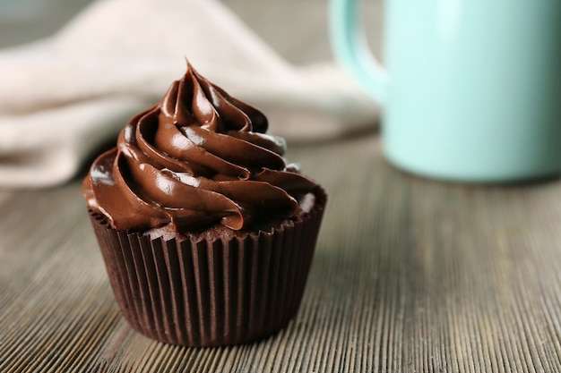 Cupcakes de chocolate com bebida na mesa