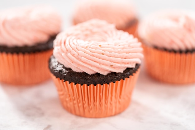 Cupcakes de chocolate com cobertura de creme de morango