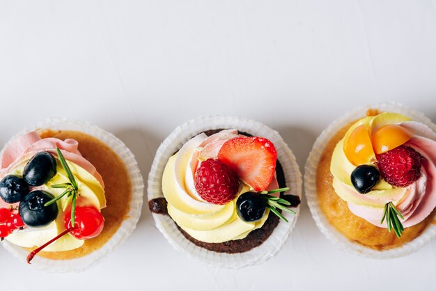 Cupcakes de chocolate com creme e frutas frescas