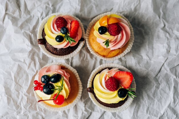 Cupcakes de chocolate com creme e frutas frescas