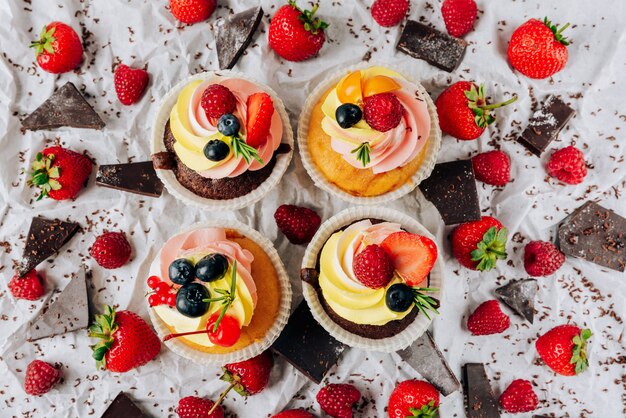 Cupcakes de chocolate com creme e frutas frescas