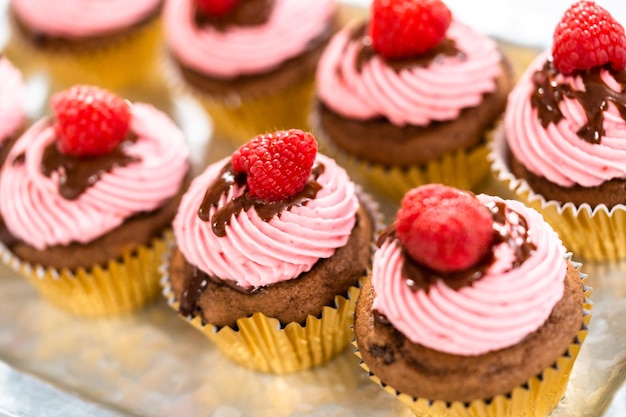 Cupcakes de chocolate com framboesa