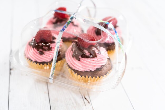 Foto cupcakes de chocolate com framboesa