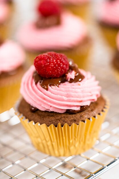 Cupcakes de chocolate com framboesa