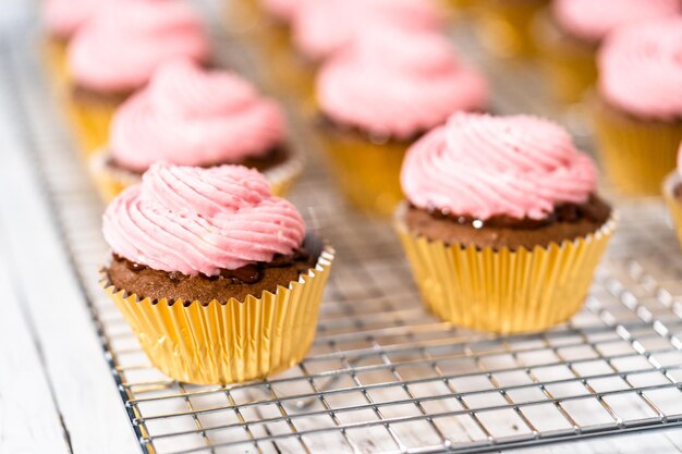 Cupcakes de chocolate com framboesa