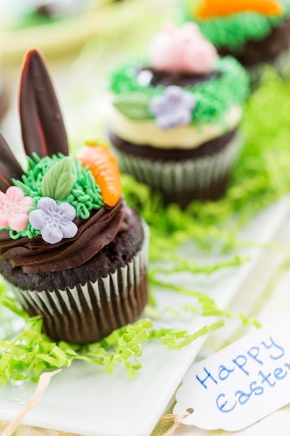 Cupcakes de chocolate da Páscoa decorados com orelhas de porco e coelho.