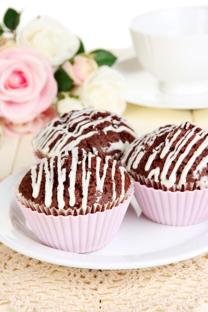Cupcakes de chocolate doce de perto