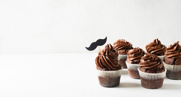 Cupcakes de chocolate e cacau com conceito de dia dos pais de bigode