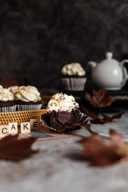 Cupcakes de chocolate em uma cesta de vime um cupcake cortado com um garfo