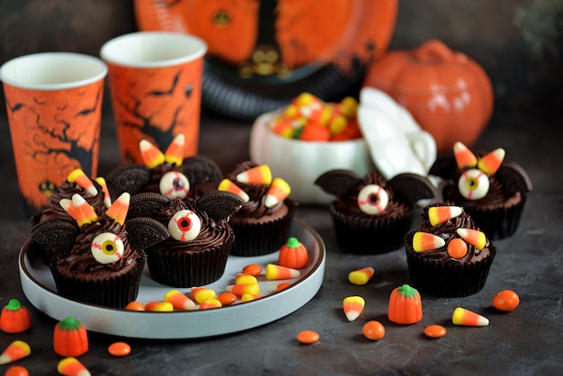 Cupcakes de chocolate "morcegos" - deliciosos doces de padaria para a celebração do Halloween.