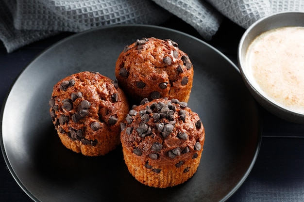 Cupcakes de chocolate muffins com cappuccino