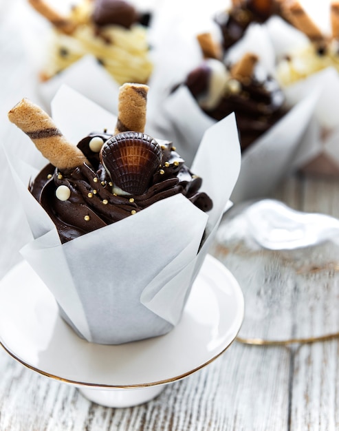 Cupcakes de chocolate na mesa de madeira branca