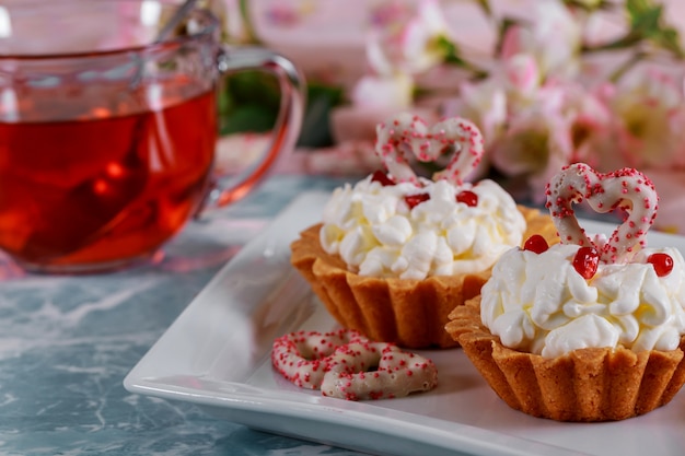 Cupcakes de coração vermelho com decorações para dia dos namorados