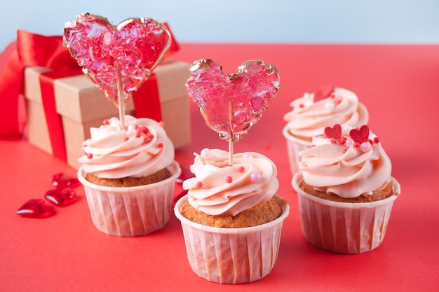 Cupcakes de dia dos namorados decorados com pirulitos de coração doce