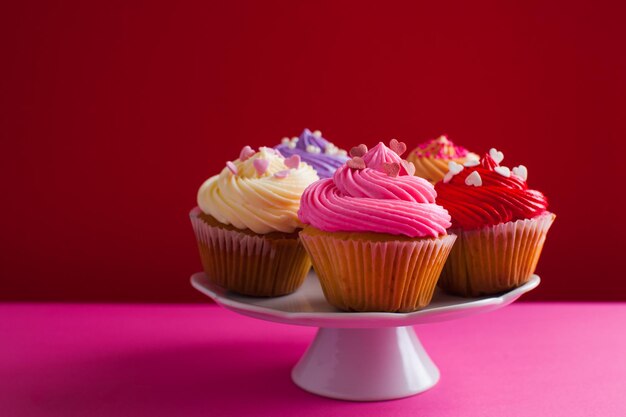 Cupcakes de férias de dia dos namorados no carrinho, lugar para texto