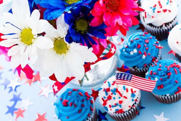 Cupcakes de férias patrióticos decorados para 4 de julho.