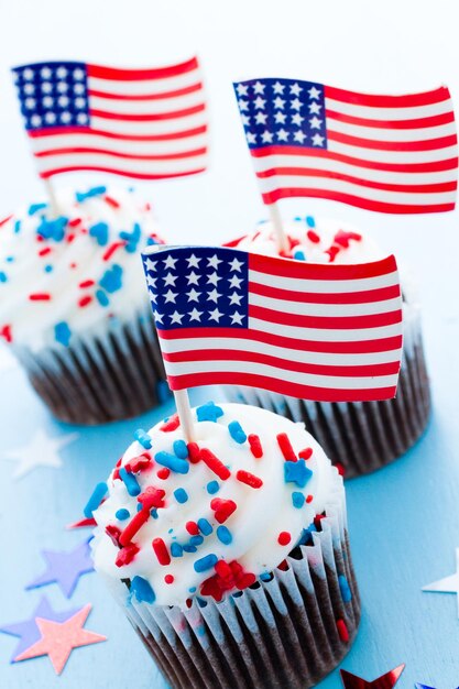 Cupcakes de férias patrióticos decorados para 4 de julho.