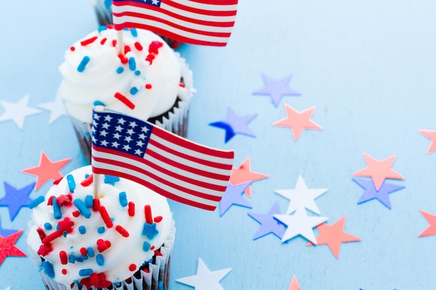 Cupcakes de férias patrióticos decorados para 4 de julho.