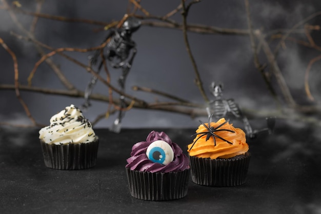 Cupcakes de Halloween com creme de manteiga e decoração de férias Muffin de Halloween Comida criativa de Halloween