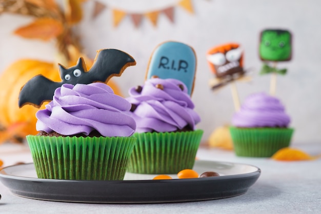 Cupcakes de Halloween e monstros de marshmallow com molho de chocolate