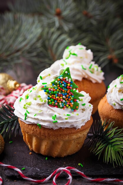 Cupcakes de Natal com chantilly. Foco seletivo