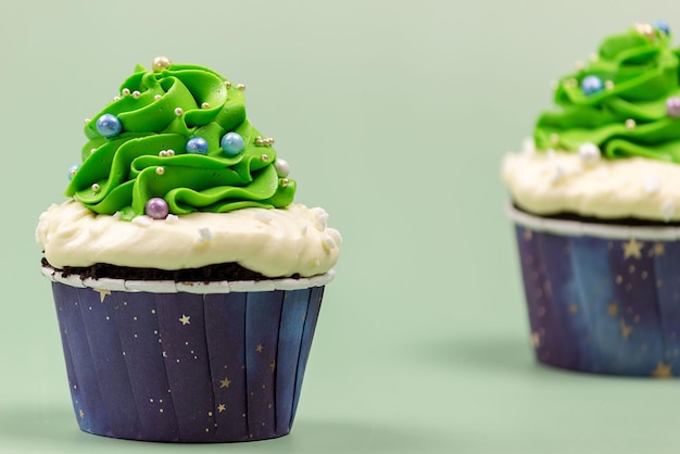 Foto cupcakes de natal contra fundo verde lugar de foco seletivo para texto