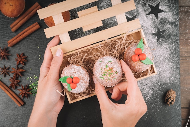 Cupcakes de Natal decorados com visco em uma caixa de madeira