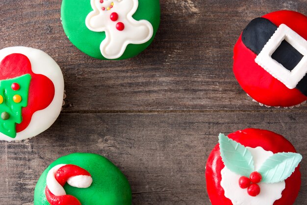 Cupcakes de Natal em espaço de cópia de fundo de madeira rústica