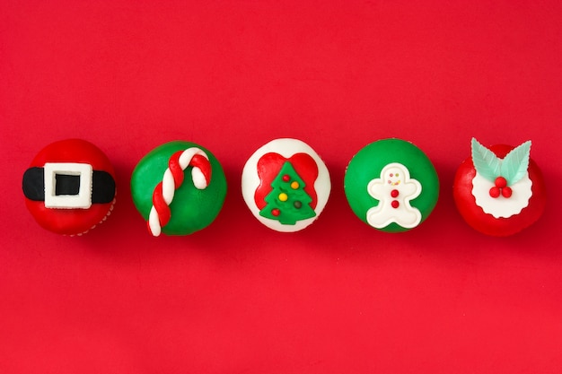 Cupcakes de Natal em fundo vermelho