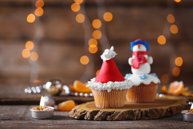 Foto cupcakes de natal em suporte de madeira