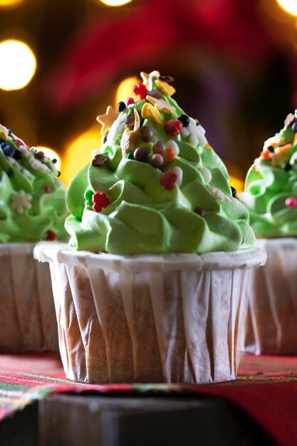 Cupcakes de Natal na forma de uma árvore de Natal Sobremesa de Natal fechada com foco seletivo